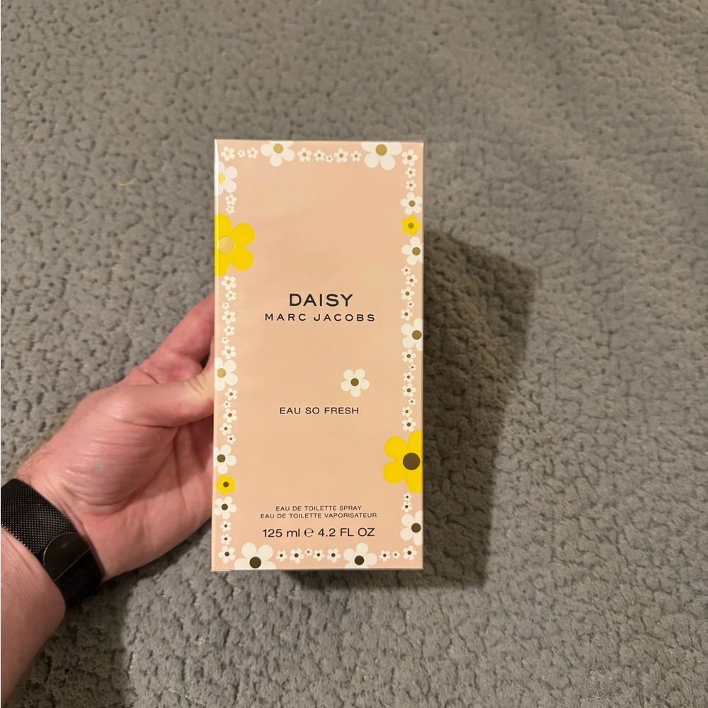 Marc Jacobs Daisy Eau So Fresh Box with Yellow and White Flowers
